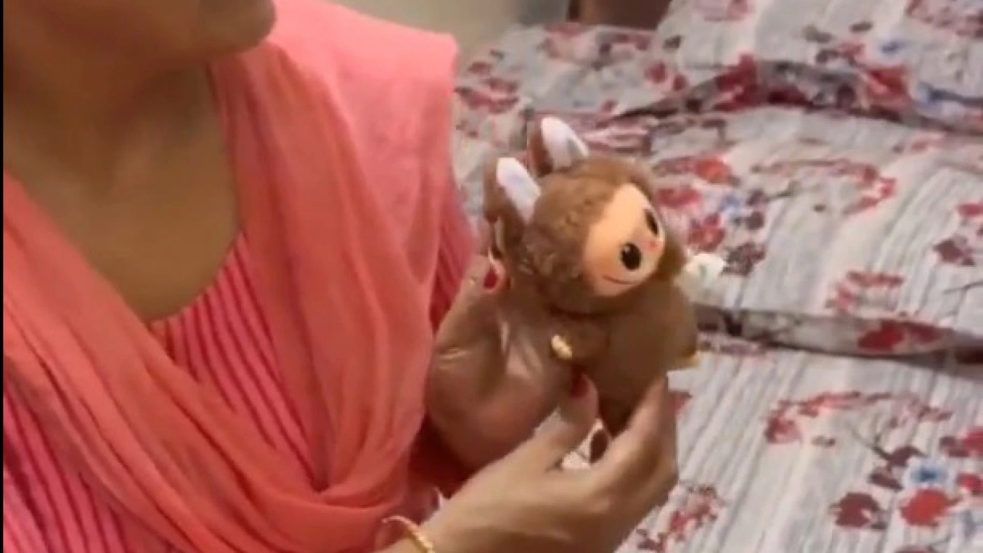 Indígena adora Labubu após acreditar que é uma divindade