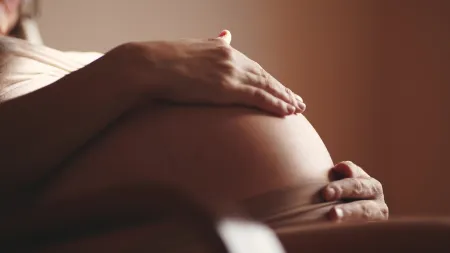 Parto na rua: Erro na triagem da Saúde 24 leva ao nascimento inesperado