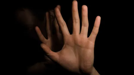 Jovem de 22 anos detido por alegado abuso sexual de uma adolescente