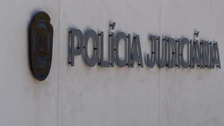 Jovens detidos por suposto incêndio em área protegida de Almada