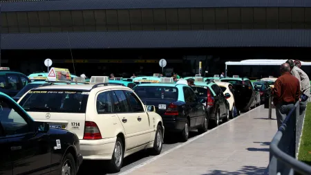 Taxistas levam a cabo protesto no Aeroporto de Lisboa contra concorrência desleal