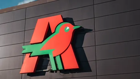 Greve nos armazéns da Auchan mobiliza trabalhadores a exigir melhores condições
