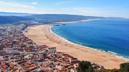 Praia da Nazaré permanece fechada a banhos após nova descarga poluente