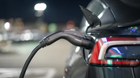 Crescimento das vendas de carros elétricos desacelera em julho