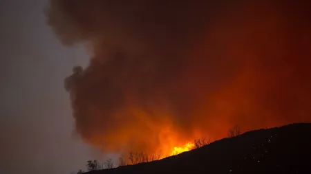 Incêndio na Serra do Açor leva à evacuação de 55 pessoas em Seia
