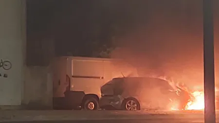 Incêndio em viaturas em Marvila mobiliza bombeiros e polícia