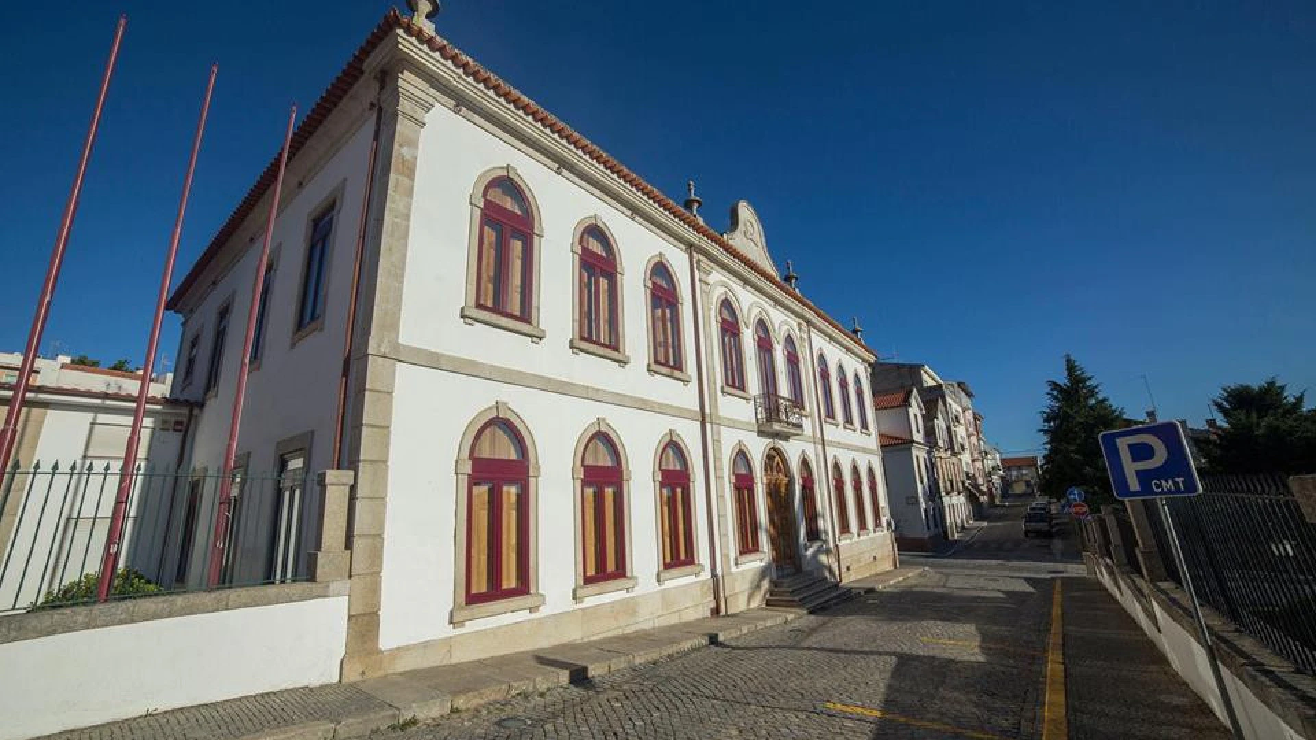 Estrada Municipal em Tabuaço Permanece Encerrada Após Incêndio