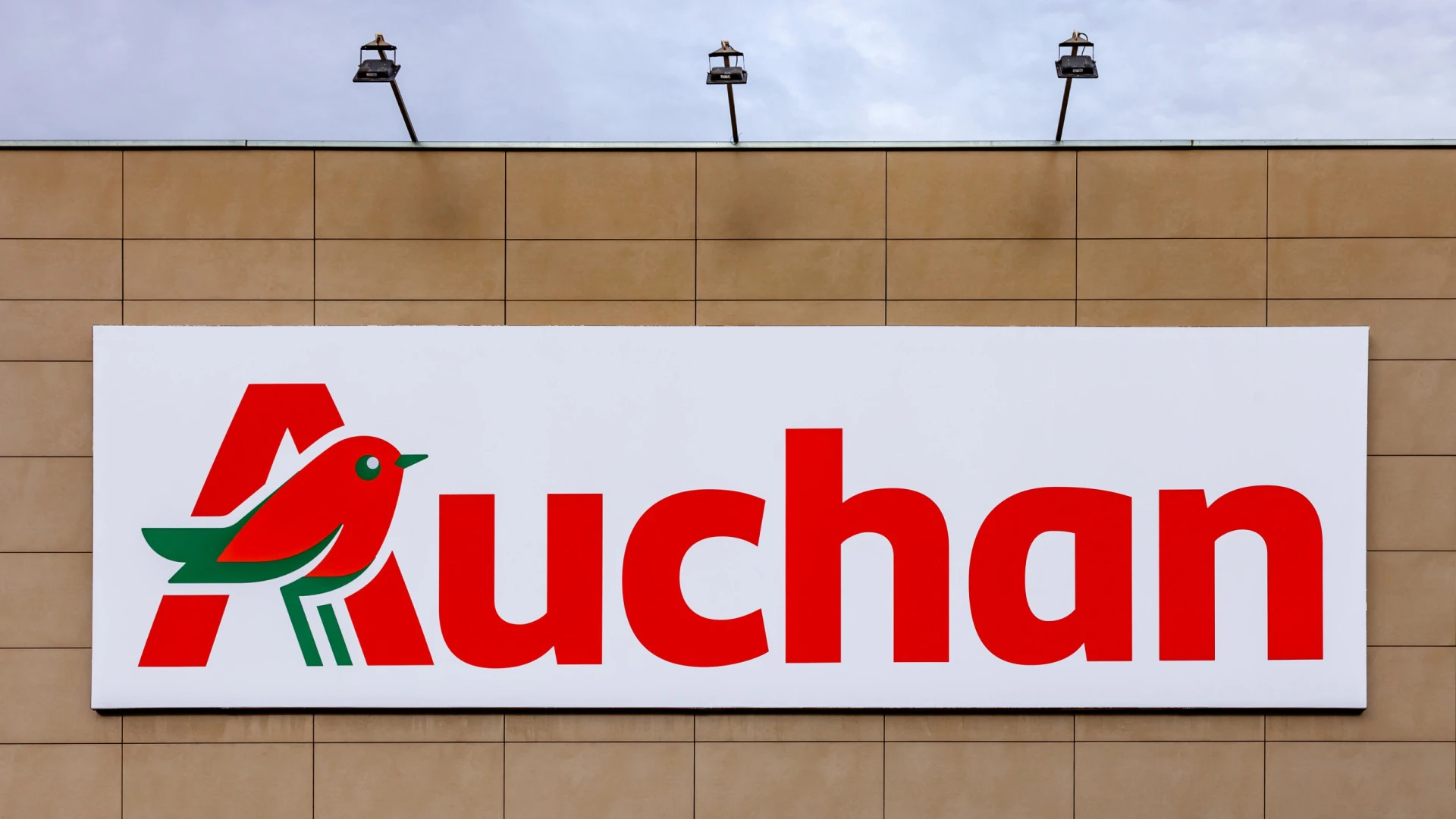 Auchan investe 10 milhões na melhoria salarial, mas trabalhadores exigem mais