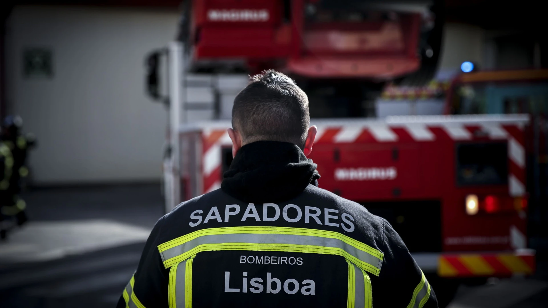 Incêndio em prédio na Calçada da Estrela provoca mobilização de bombeiros
