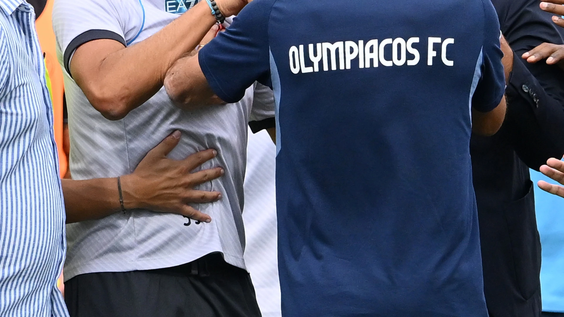 Tensão em Amigável: Conte Perde a Calma no Confronto entre Napoli e Olympiacos