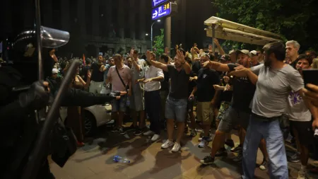 Violência nas ruas da Sérvia deixa mais de 100 feridos