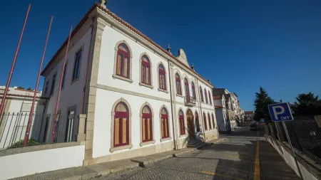 Estrada Municipal em Tabuaço Permanece Encerrada Após Incêndio