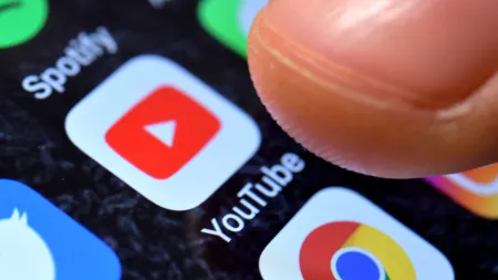 Protesto contra uso de IA para verificação de idade no YouTube