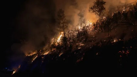 Dois mil bombeiros em ação contra incêndios em Portugal