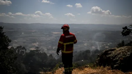 Condições climáticas adversas intensificam incêndios em Trancoso