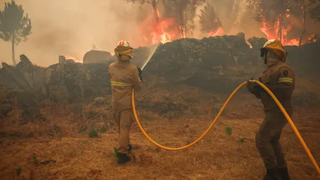 Incêndio em Pampilhosa da Serra avança em direcção ao rio, mas aldeias estão seguras