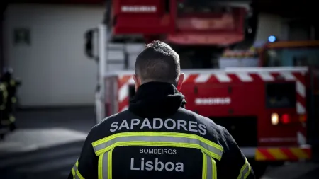 Incêndio em prédio na Calçada da Estrela provoca mobilização de bombeiros