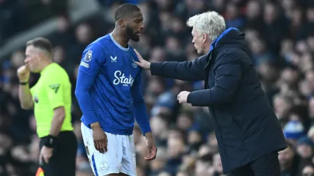 Beto à beira da saída do Everton após desentendimentos com Moyes