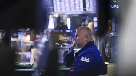 Wall Street encerra sessão em compasso de espera após subida dos custos no produtor