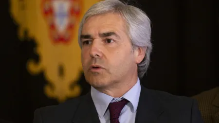 "Ministro da Defesa responde a acusações sobre a aquisição dos Canadair"