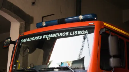 Incêndio na Calçada da Estrela causa ferido e evacuação de prédio em Lisboa