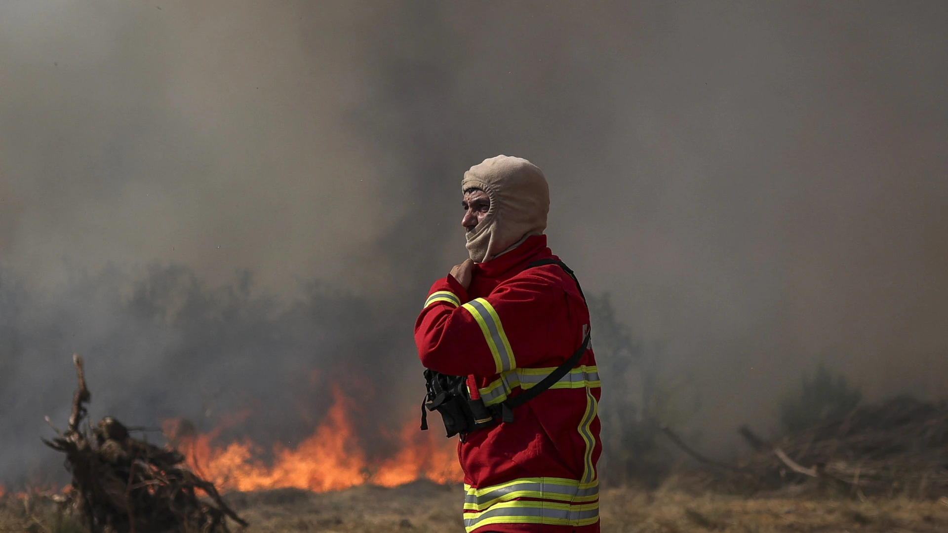 Incêndios em Portugal: Mais de 2.700 Bombeiros Mobilizados na Luta Contra Fogo