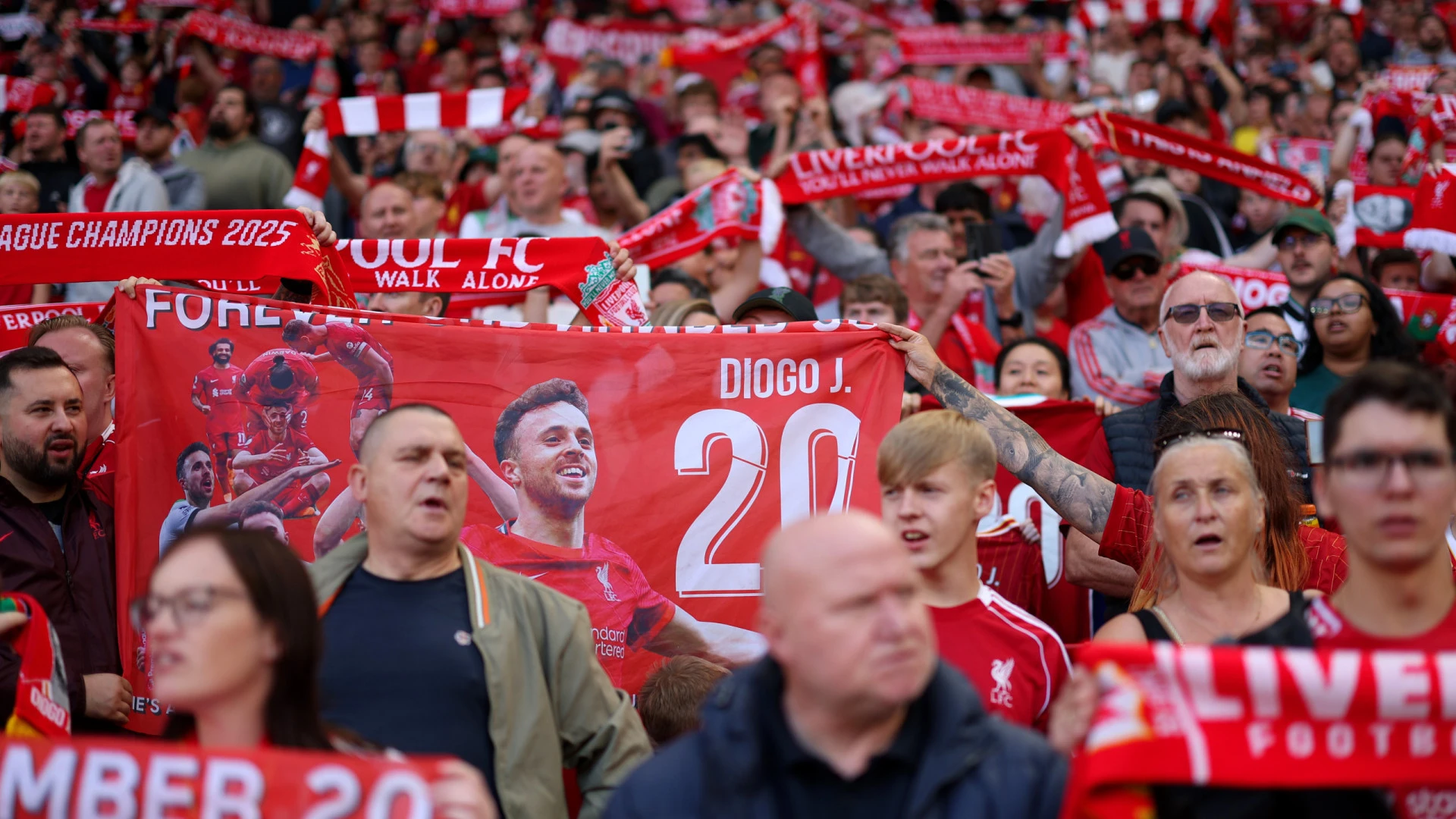 Liverpool presta homenagem a Diogo Jota antes do início da nova temporada