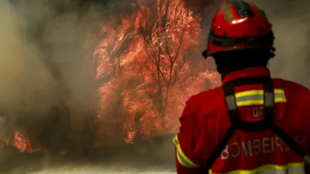 Mobilização massiva de operacionais no combate a incêndios em Portugal