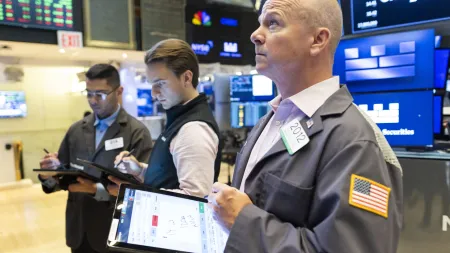Mercados norte-americanos estáveis à espera de crucial cimeira entre Trump e Putin