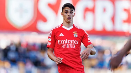 Leicester aponta baterias a jovem médio do Benfica sem espaço na equipa