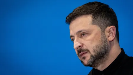 "Zelensky denuncia continuação de ataques russos em dia de cimeira entre Trump e Putin"