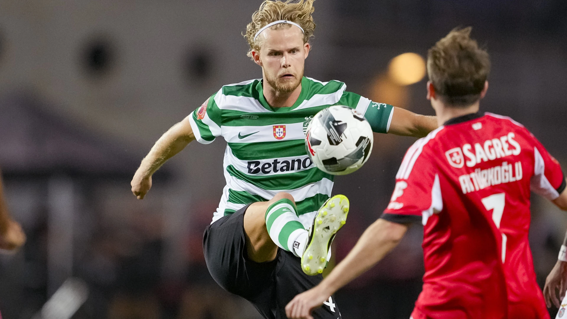 Manchester United muda de foco e mira Morten Hjulmand
