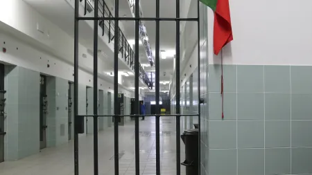 Reclusos idosos e doentes dependem de colegas para cuidados básicos nas prisões