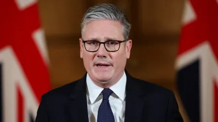 Starmer reconhece contribuições de Trump, enquanto Macron alerta para riscos russos