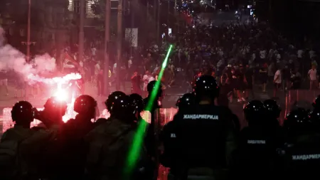 Conflitos em Belgrado: Festas de protesto transformam-se em violência