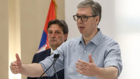 Vucic defende polícia e responde a protestos na Sérvia