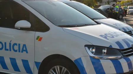 Homem nu persegue mãe e agride pai em ato de violência doméstica na Marinha Grande