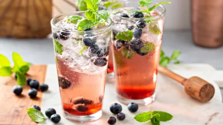 Prepare três cocktails refrescantes para celebrar o verão em casa