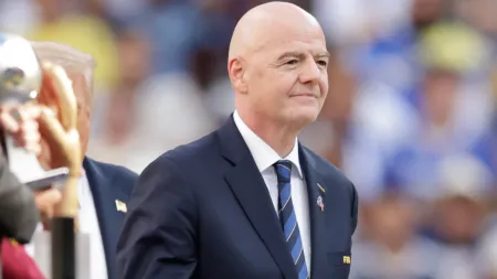 Infantino critica racismo após incidente na Premier League