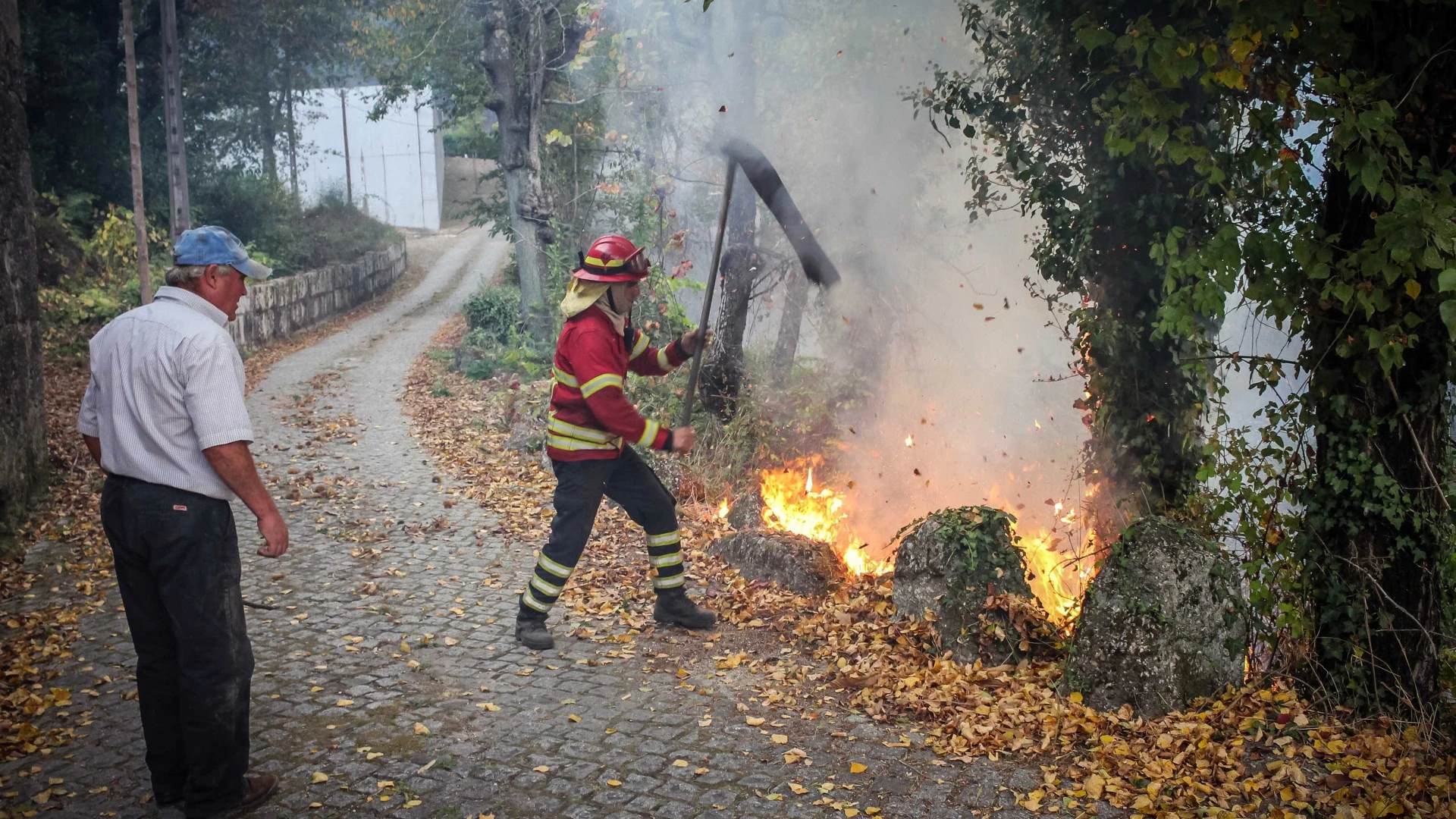 Incêndio em Arganil continua a ameaçar áreas circundantes enquanto esforços para o controlar prosseguem