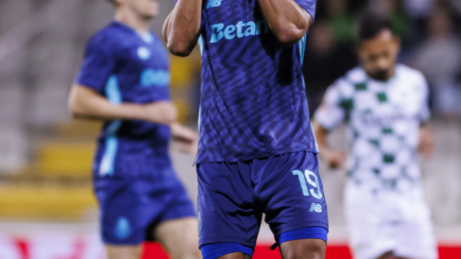 FC Porto formaliza empréstimo de Danny Namaso ao Auxerre