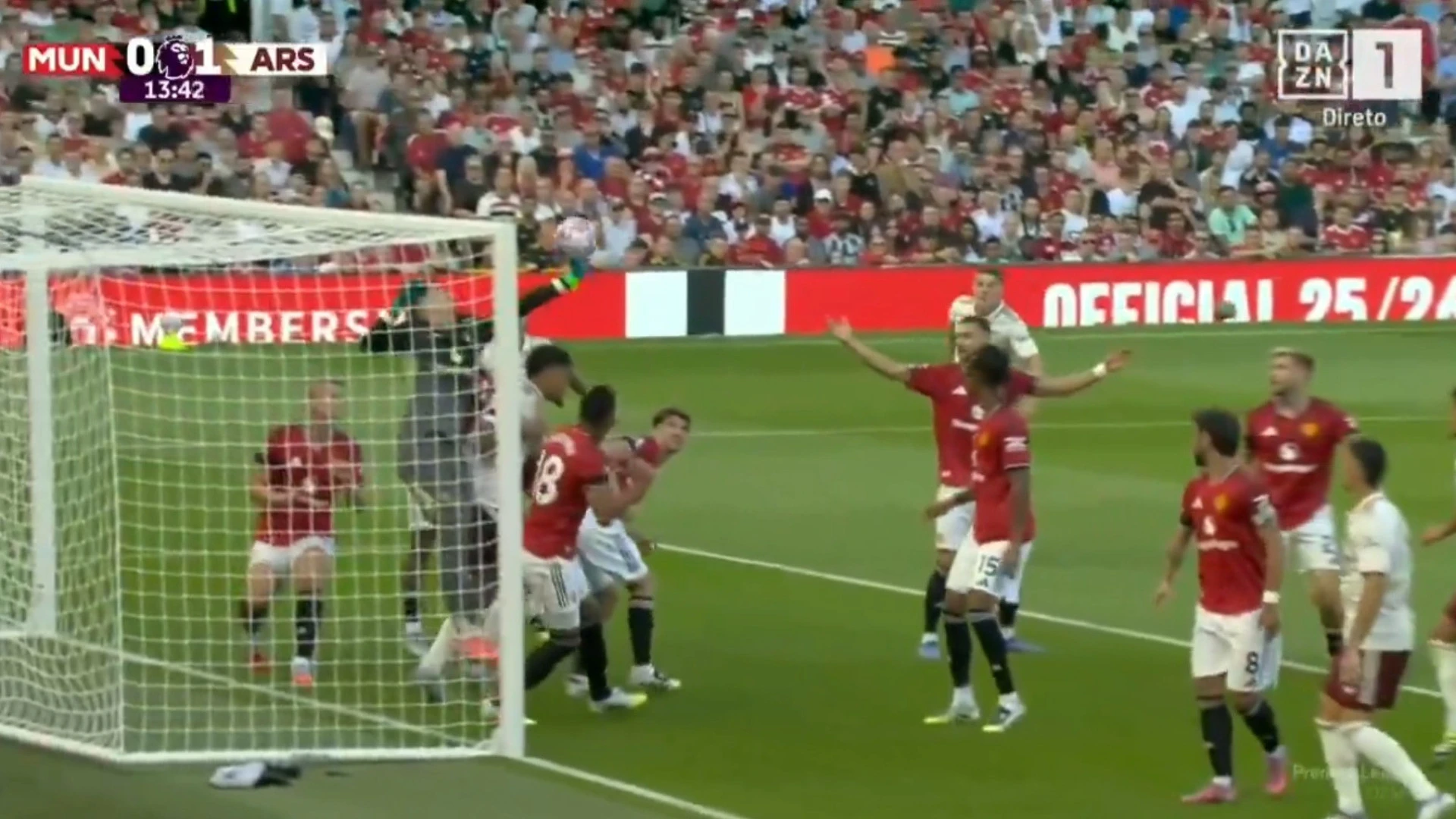 Golo polémico em Old Trafford: Arsenal arranca em vantagem sobre o Manchester United