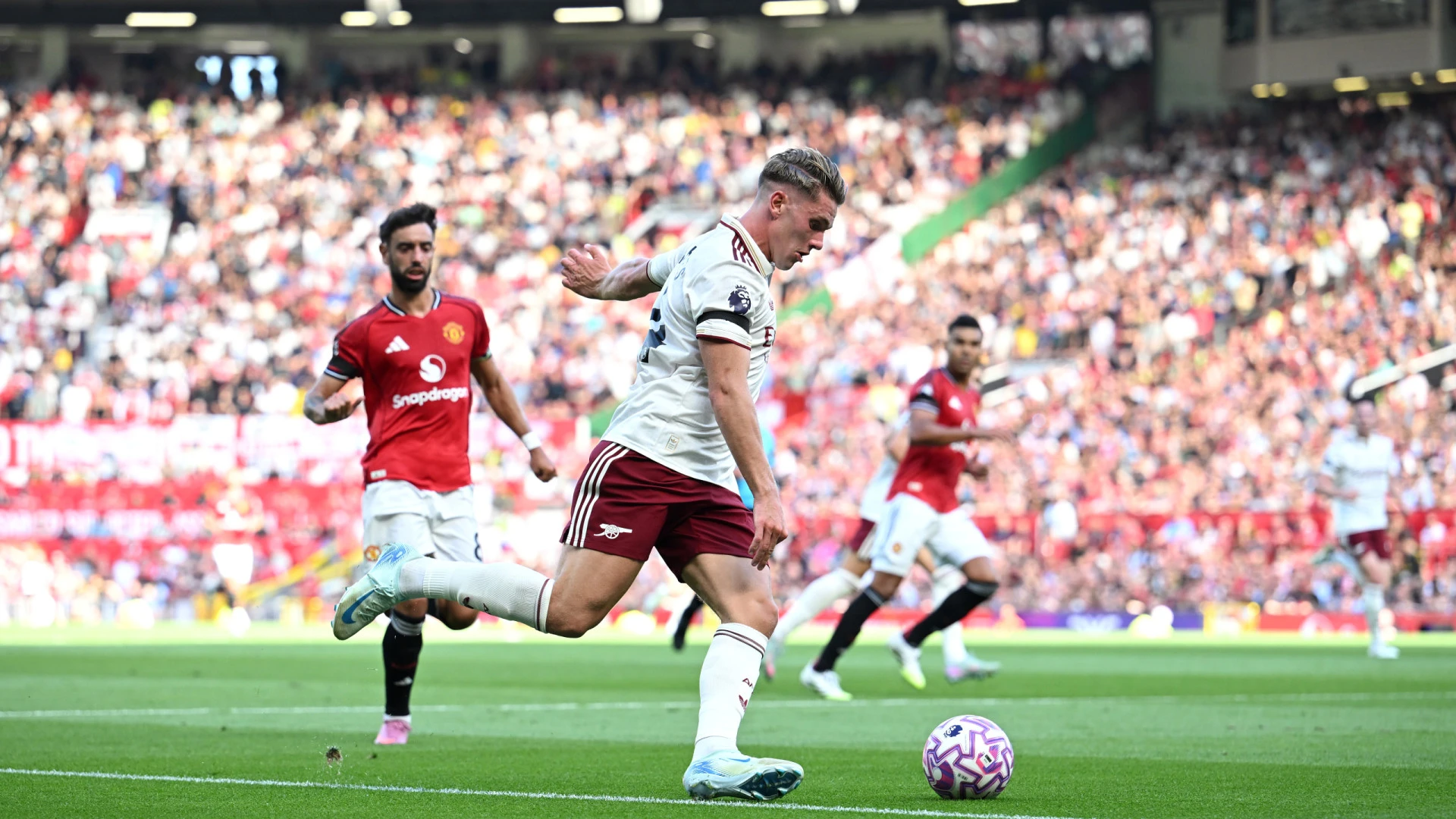 Arsenal triunfa em Old Trafford com golo controverso