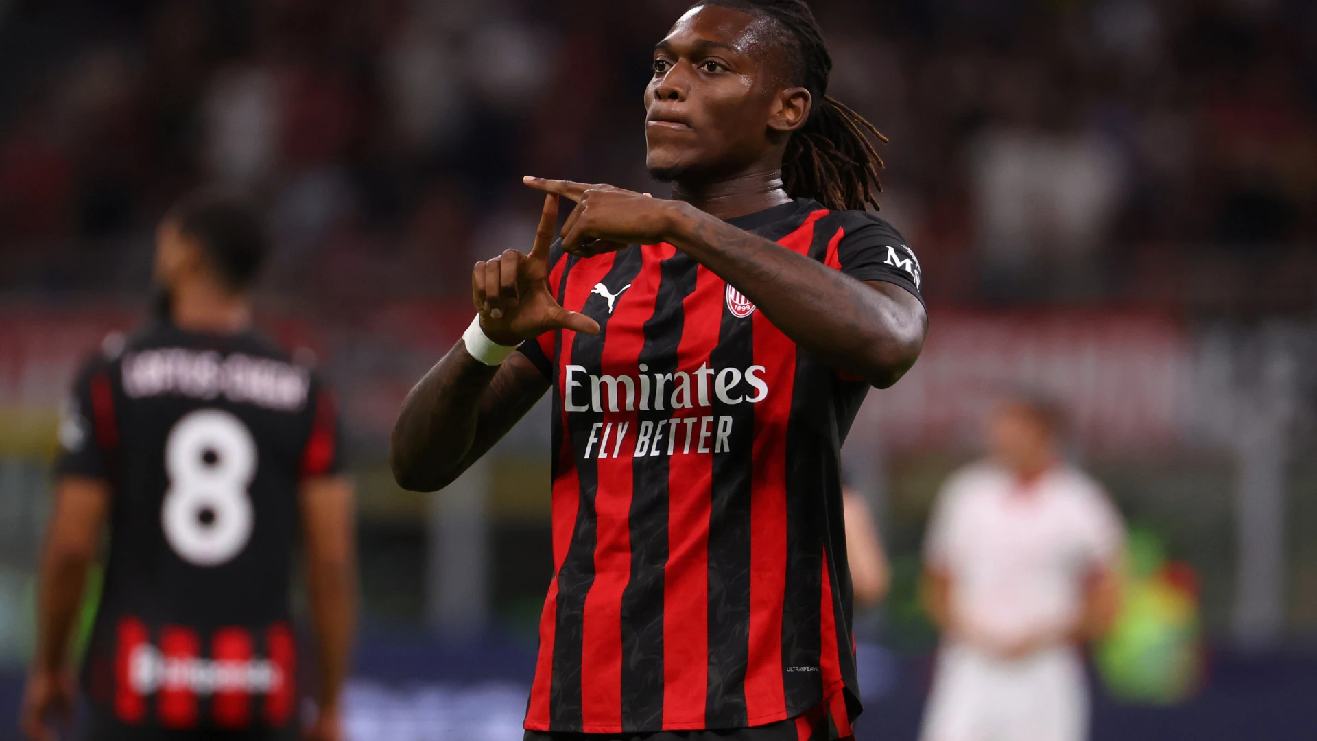 Leão brilha, mas sai lesionado enquanto o AC Milan avança na Taça