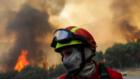 Portugal mobiliza mais de 3.100 bombeiros para enfrentar incêndios devastadores