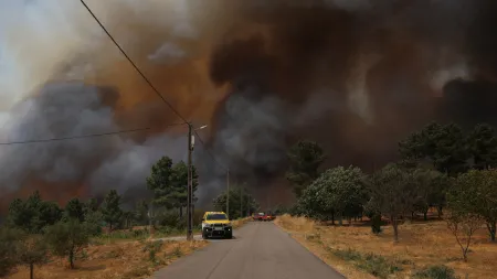 Operacionais Intensificam Combate a Nove Incêndios em Portugal