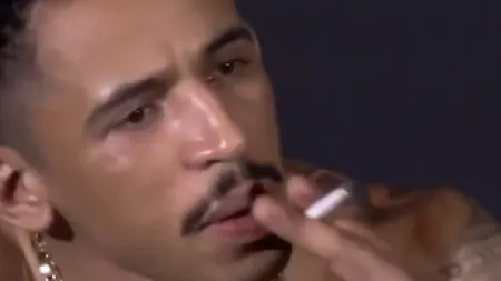 Lutador brasileiro do UFC choca ao fumar durante conferência de imprensa