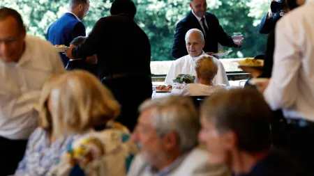 Papa encerra férias com celebração e partilha com refugiados em Castel Gandolfo