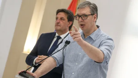 "Vucic ameaça com medidas drásticas contra os manifestantes em meio à violência"