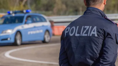 Pai distrai-se e deixa filhas menores numa estação de serviço em Itália